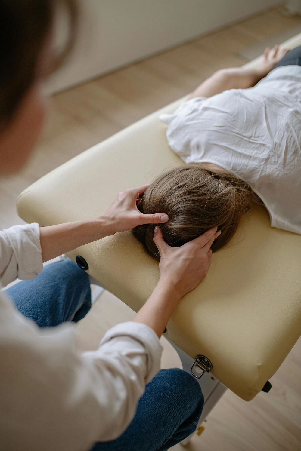 Osteopathie am Park - Ganzheitliche Behandlung - Dieses Bild zeigt eine Massageliege, die häufig für Therapien wie chiropraktische Anpassungen oder Craniosacral-Therapie verwendet wird.